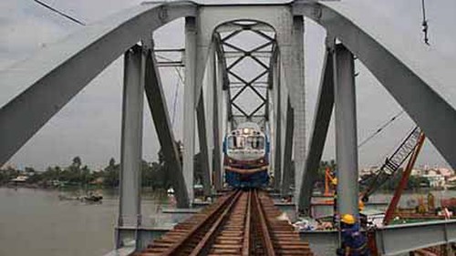 Chính thức thông tàu cầu Ghềnh, nối lại tuyến đường sắt Bắc - Nam